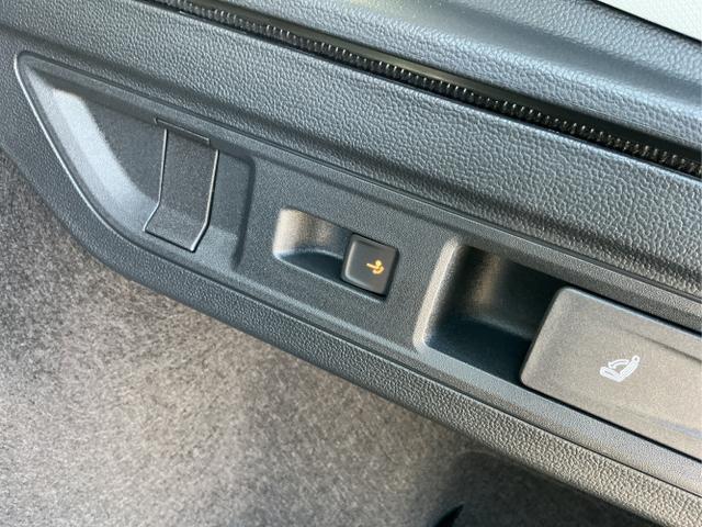 Volkswagen / Passat Variant / Grün / Elegance+AHK / Maripositgrün / , Beispielbilder, ggf. teilweise mit Sonderausstattung