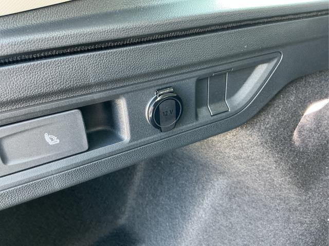 Volkswagen / Passat Variant / Grün / Elegance+AHK / Maripositgrün / , Beispielbilder, ggf. teilweise mit Sonderausstattung