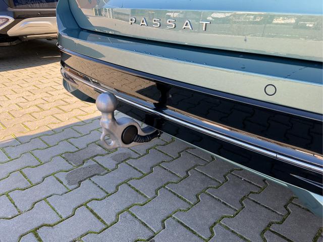 Volkswagen / Passat Variant / Grün / Elegance+AHK / Maripositgrün / , Beispielbilder, ggf. teilweise mit Sonderausstattung