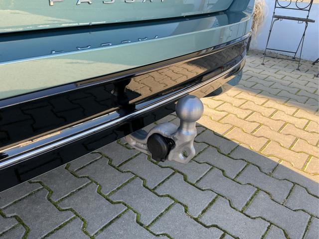 Volkswagen / Passat Variant / Grün / Elegance+AHK / Maripositgrün / , Beispielbilder, ggf. teilweise mit Sonderausstattung