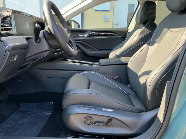 Volkswagen / Passat Variant / Grün / Elegance+AHK / Maripositgrün / , Beispielbilder, ggf. teilweise mit Sonderausstattung