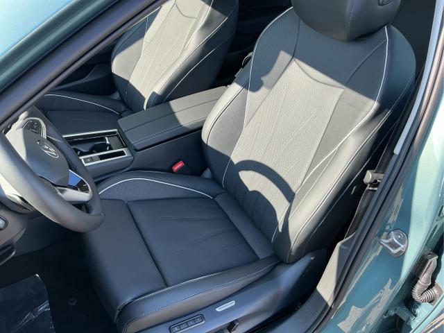 Volkswagen / Passat Variant / Grün / Elegance+AHK / Maripositgrün / , Beispielbilder, ggf. teilweise mit Sonderausstattung