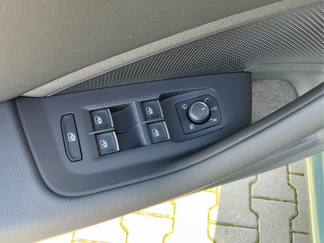 Volkswagen / Passat Variant / Grün / Elegance+AHK / Maripositgrün / , Beispielbilder, ggf. teilweise mit Sonderausstattung