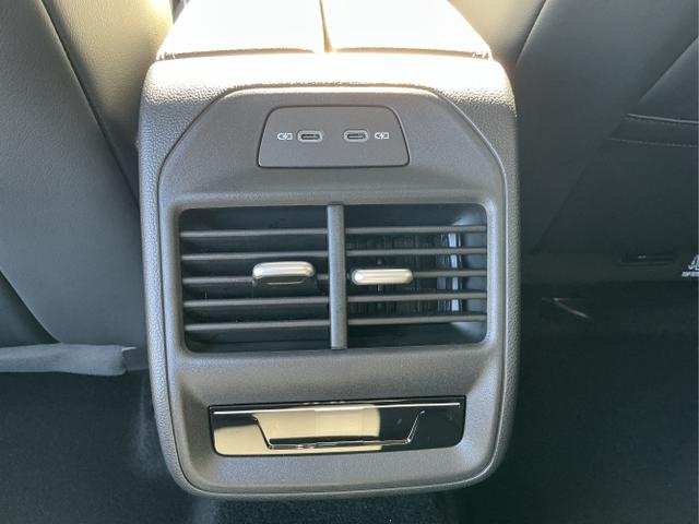Volkswagen / Passat Variant / Grün / Elegance+AHK / Maripositgrün / , Beispielbilder, ggf. teilweise mit Sonderausstattung