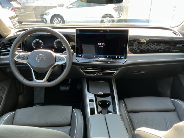 Volkswagen / Passat Variant / Grün / Elegance+AHK / Maripositgrün / , Beispielbilder, ggf. teilweise mit Sonderausstattung