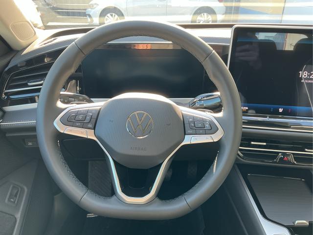 Volkswagen / Passat Variant / Grün / Elegance+AHK / Maripositgrün / , Beispielbilder, ggf. teilweise mit Sonderausstattung