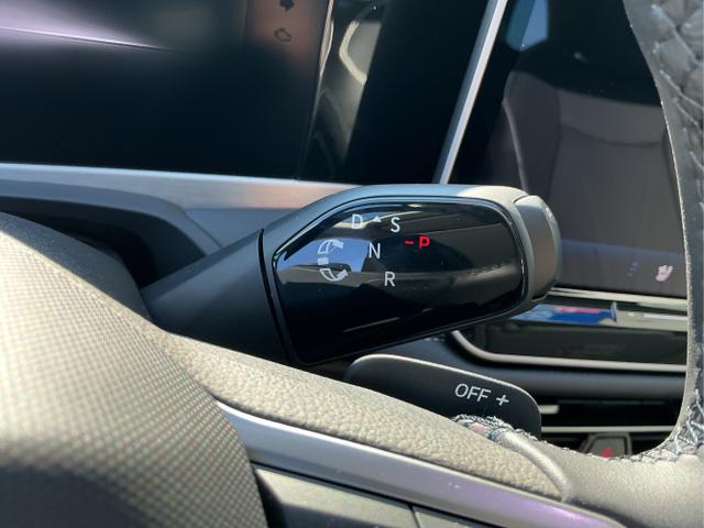 Volkswagen / Passat Variant / Grün / Elegance+AHK / Maripositgrün / , Beispielbilder, ggf. teilweise mit Sonderausstattung