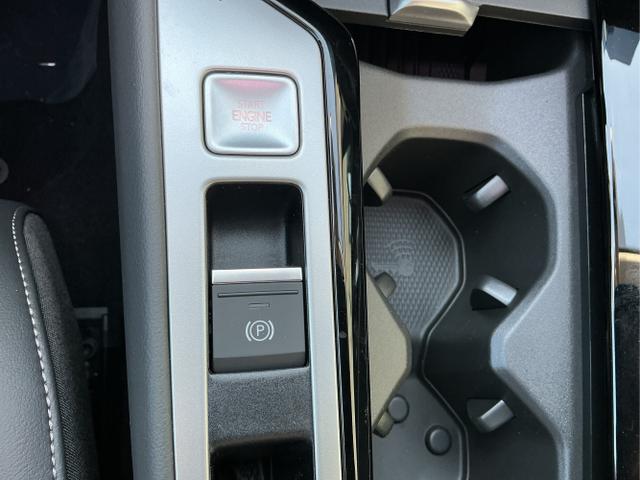 Volkswagen / Passat Variant / Grün / Elegance+AHK / Maripositgrün / , Beispielbilder, ggf. teilweise mit Sonderausstattung