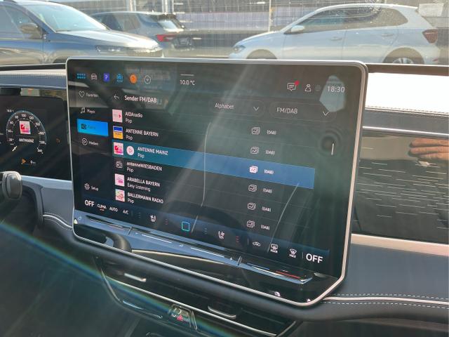 Volkswagen / Passat Variant / Grün / Elegance+AHK / Maripositgrün / , Beispielbilder, ggf. teilweise mit Sonderausstattung