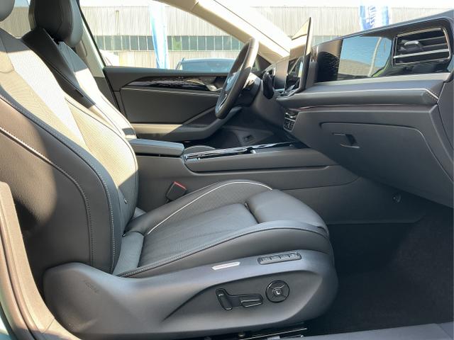 Volkswagen / Passat Variant / Grün / Elegance+AHK / Maripositgrün / , Beispielbilder, ggf. teilweise mit Sonderausstattung