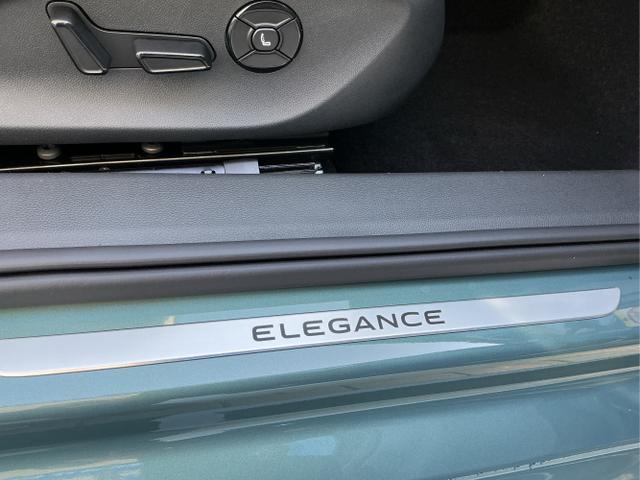 Volkswagen / Passat Variant / Grün / Elegance+AHK / Maripositgrün / , Beispielbilder, ggf. teilweise mit Sonderausstattung