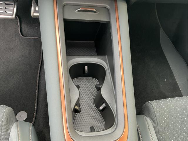 Cupra / Born / Grün / VZ / Dark-Forest Grūn / 