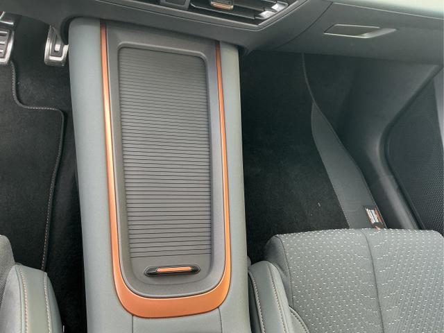 Cupra / Born / Grün / VZ / Dark-Forest Grūn / 