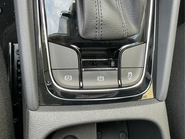 Skoda / Karoq / Schwarz / Selection / Black Magic Metalic / , Beispielbilder, ggf. teilweise mit Sonderausstattung