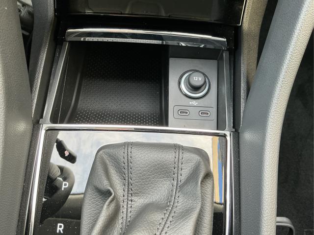 Skoda / Karoq / Schwarz / Selection / Black Magic Metalic / , Beispielbilder, ggf. teilweise mit Sonderausstattung