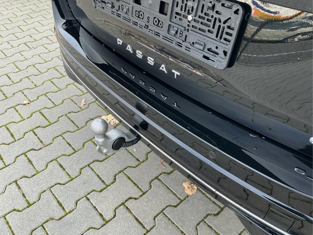 Volkswagen / Passat Variant / Schwarz / Elegance+AHK / Grenadilla Black Metalic / , Beispielbilder, ggf. teilweise mit Sonderausstattung