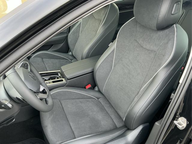 Volkswagen / Passat Variant / Schwarz / Elegance+AHK / Grenadilla Black Metalic / , Beispielbilder, ggf. teilweise mit Sonderausstattung