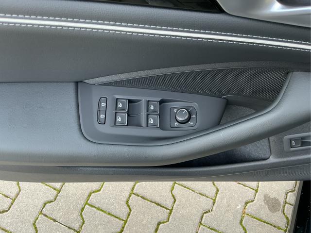 Volkswagen / Passat Variant / Schwarz / Elegance+AHK / Grenadilla Black Metalic / , Beispielbilder, ggf. teilweise mit Sonderausstattung