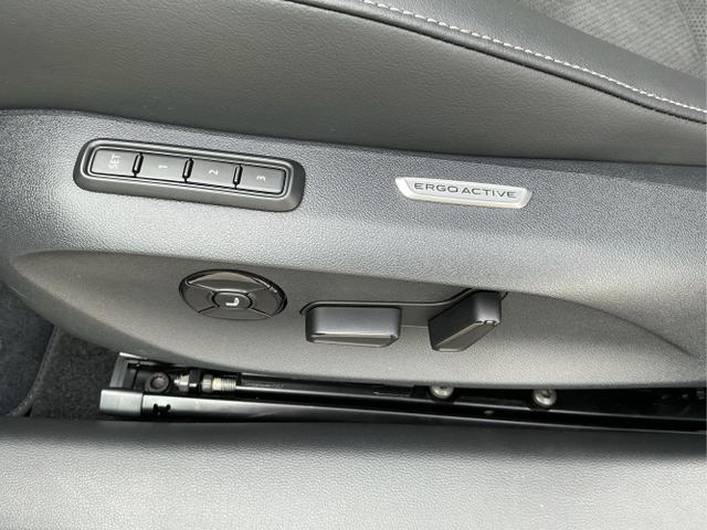 Volkswagen / Passat Variant / Schwarz / Elegance+AHK / Grenadilla Black Metalic / , Beispielbilder, ggf. teilweise mit Sonderausstattung