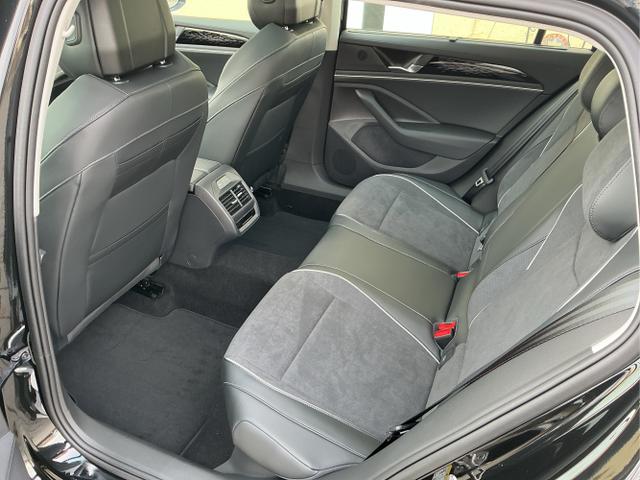 Volkswagen / Passat Variant / Schwarz / Elegance+AHK / Grenadilla Black Metalic / , Beispielbilder, ggf. teilweise mit Sonderausstattung