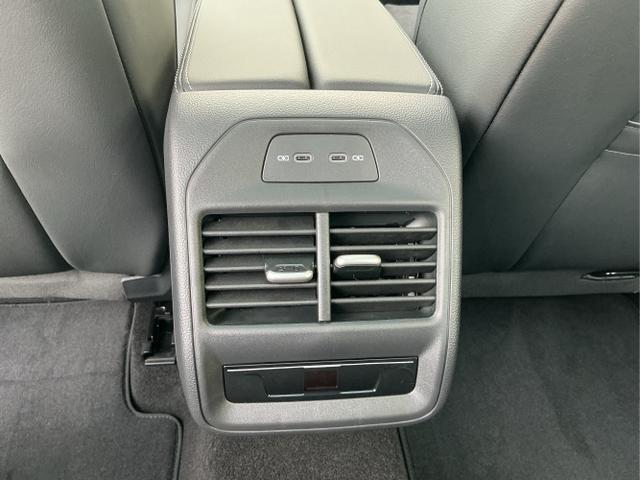 Volkswagen / Passat Variant / Schwarz / Elegance+AHK / Grenadilla Black Metalic / , Beispielbilder, ggf. teilweise mit Sonderausstattung