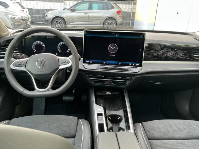 Volkswagen / Passat Variant / Schwarz / Elegance+AHK / Grenadilla Black Metalic / , Beispielbilder, ggf. teilweise mit Sonderausstattung