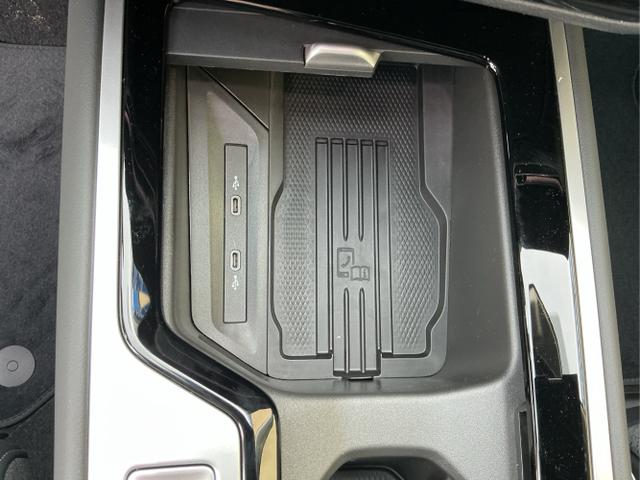 Volkswagen / Passat Variant / Schwarz / Elegance+AHK / Grenadilla Black Metalic / , Beispielbilder, ggf. teilweise mit Sonderausstattung