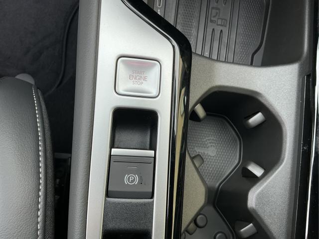 Volkswagen / Passat Variant / Schwarz / Elegance+AHK / Grenadilla Black Metalic / , Beispielbilder, ggf. teilweise mit Sonderausstattung