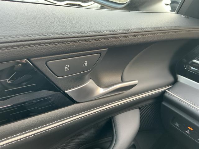 Volkswagen / Passat Variant / Schwarz / Elegance+AHK / Grenadilla Black Metalic / , Beispielbilder, ggf. teilweise mit Sonderausstattung