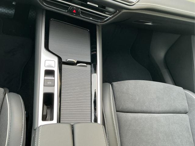 Volkswagen / Passat Variant / Schwarz / Elegance+AHK / Grenadilla Black Metalic / , Beispielbilder, ggf. teilweise mit Sonderausstattung