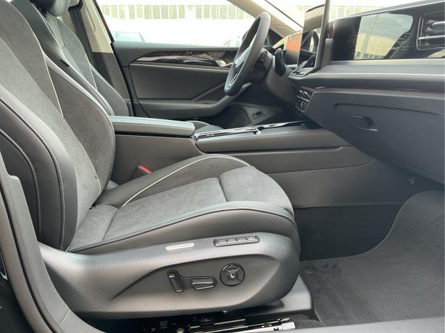 Volkswagen / Passat Variant / Schwarz / Elegance+AHK / Grenadilla Black Metalic / , Beispielbilder, ggf. teilweise mit Sonderausstattung