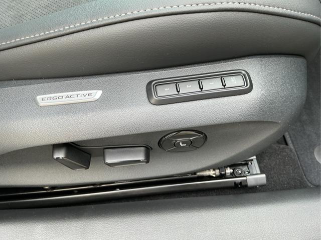 Volkswagen / Passat Variant / Schwarz / Elegance+AHK / Grenadilla Black Metalic / , Beispielbilder, ggf. teilweise mit Sonderausstattung