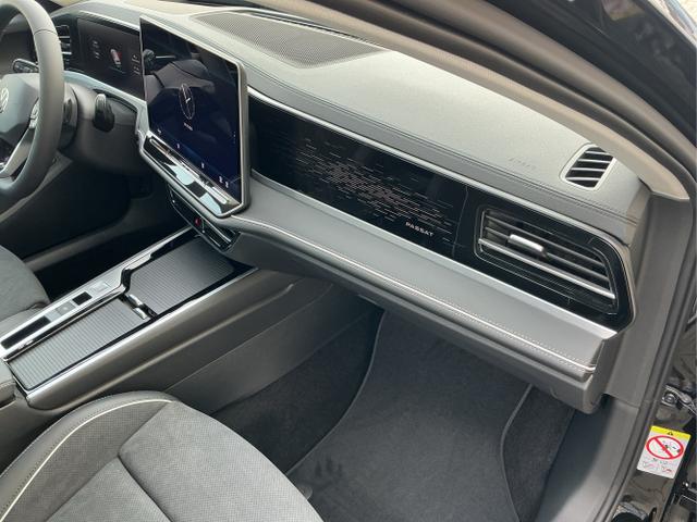 Volkswagen / Passat Variant / Schwarz / Elegance+AHK / Grenadilla Black Metalic / , Beispielbilder, ggf. teilweise mit Sonderausstattung