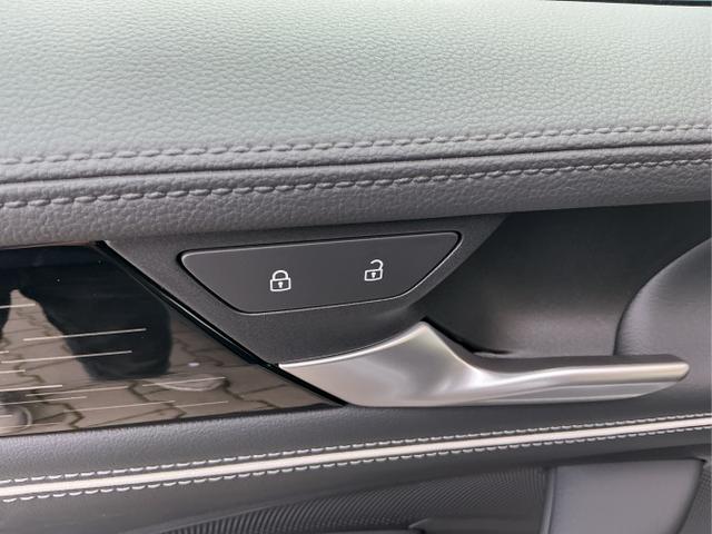 Volkswagen / Passat Variant / Grau / Elegance+AHK / Diabase Grey / , Beispielbilder, ggf. teilweise mit Sonderausstattung