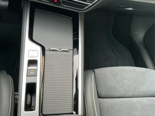 Volkswagen / Passat Variant / Grau / Elegance+AHK / Diabase Grey / , Beispielbilder, ggf. teilweise mit Sonderausstattung