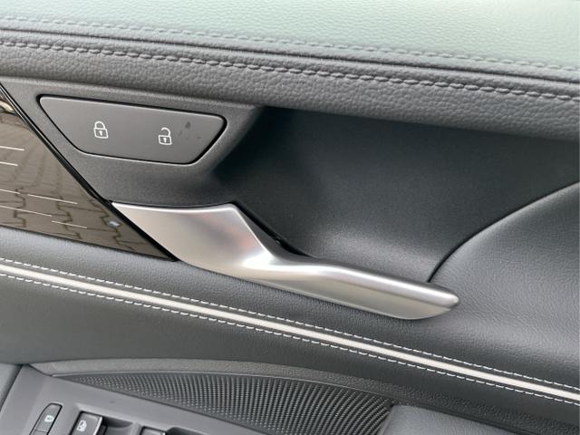 Volkswagen / Passat Variant / Schwarz / Elegance / Grenadilla Black / , Beispielbilder, ggf. teilweise mit Sonderausstattung