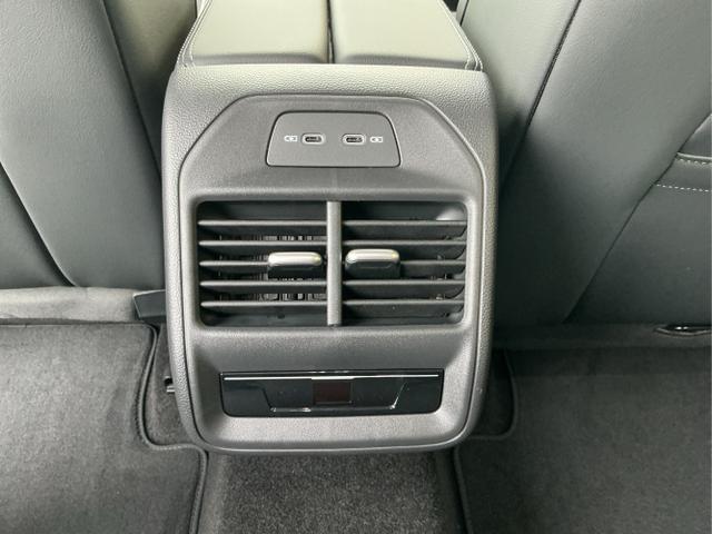 Volkswagen / Passat Variant / Schwarz / Elegance / Grenadilla Black / , Beispielbilder, ggf. teilweise mit Sonderausstattung