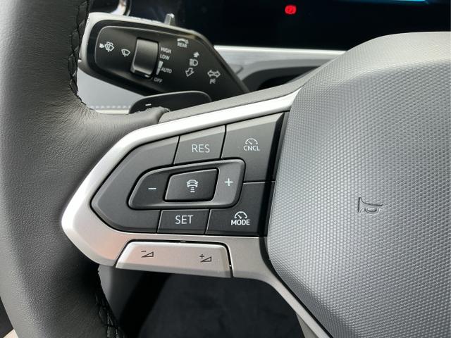 Volkswagen / Passat Variant / Schwarz / Elegance / Grenadilla Black / , Beispielbilder, ggf. teilweise mit Sonderausstattung