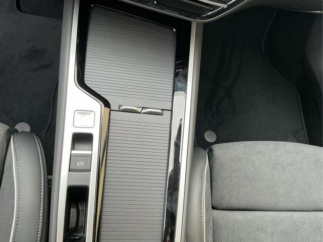 Volkswagen / Passat Variant / Schwarz / Elegance / Grenadilla Black / , Beispielbilder, ggf. teilweise mit Sonderausstattung