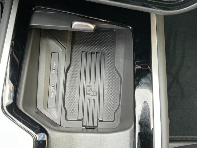 Volkswagen / Passat Variant / Schwarz / Elegance / Grenadilla Black / , Beispielbilder, ggf. teilweise mit Sonderausstattung