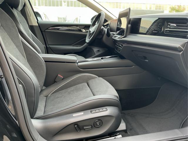 Volkswagen / Passat Variant / Schwarz / Elegance / Grenadilla Black / , Beispielbilder, ggf. teilweise mit Sonderausstattung