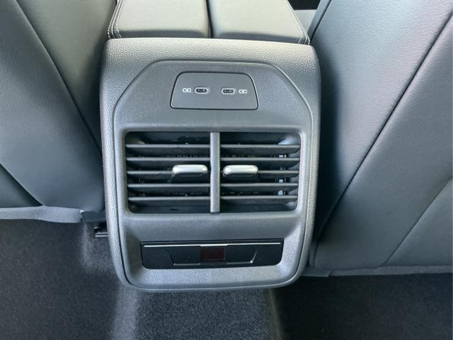 Volkswagen / Passat Variant / Grau / Elegance / Diabase Grey / , Beispielbilder, ggf. teilweise mit Sonderausstattung