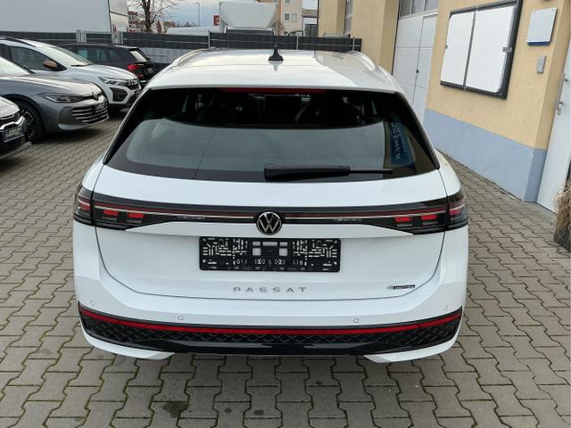 Volkswagen / Passat Variant / Wei&szlig; / R-Line / Pure White / , Beispielbilder, ggf. teilweise mit Sonderausstattung
