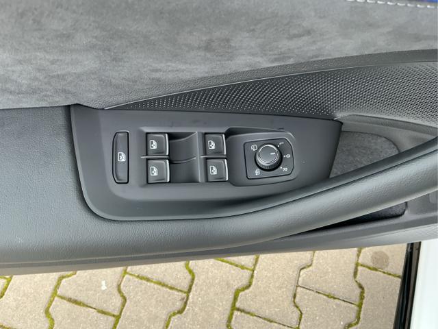 Volkswagen / Passat Variant / Wei&szlig; / R-Line / Pure White / , Beispielbilder, ggf. teilweise mit Sonderausstattung