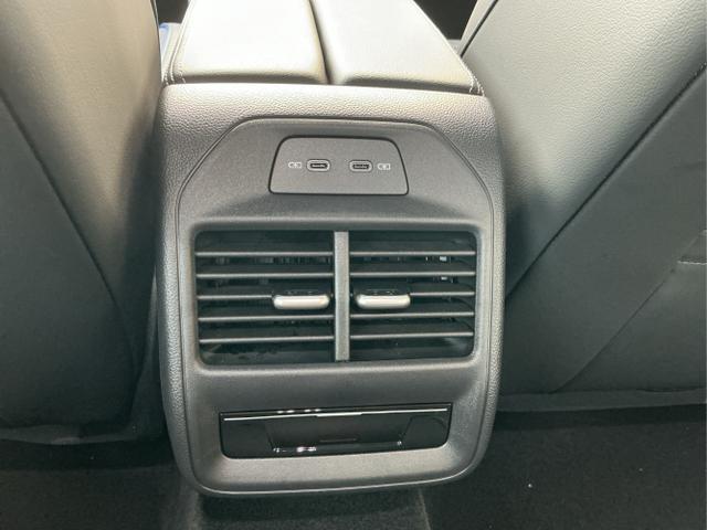 Volkswagen / Passat Variant / Wei&szlig; / R-Line / Pure White / , Beispielbilder, ggf. teilweise mit Sonderausstattung