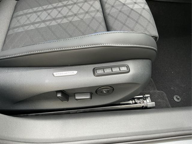 Volkswagen / Passat Variant / Grau / R-Line / Diabasgrau / , Beispielbilder, ggf. teilweise mit Sonderausstattung