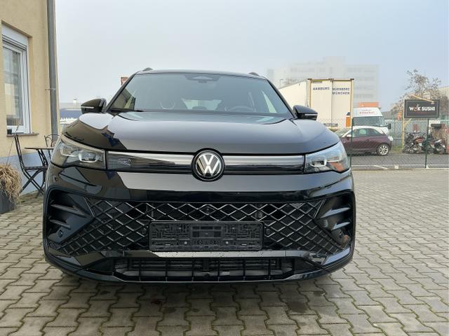 Volkswagen / Tiguan / Schwarz / R-Line / Deep Black Perleffekt / , Beispielbilder, ggf. teilweise mit Sonderausstattung