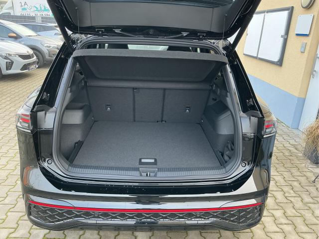 Volkswagen / Tiguan / Schwarz / R-Line / Deep Black Perleffekt / , Beispielbilder, ggf. teilweise mit Sonderausstattung