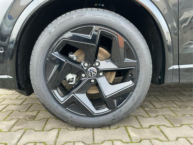 Volkswagen / Tiguan / Schwarz / R-Line / Deep Black Perleffekt / , Beispielbilder, ggf. teilweise mit Sonderausstattung