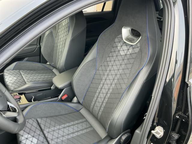 Volkswagen / Tiguan / Schwarz / R-Line / Deep Black Perleffekt / , Beispielbilder, ggf. teilweise mit Sonderausstattung